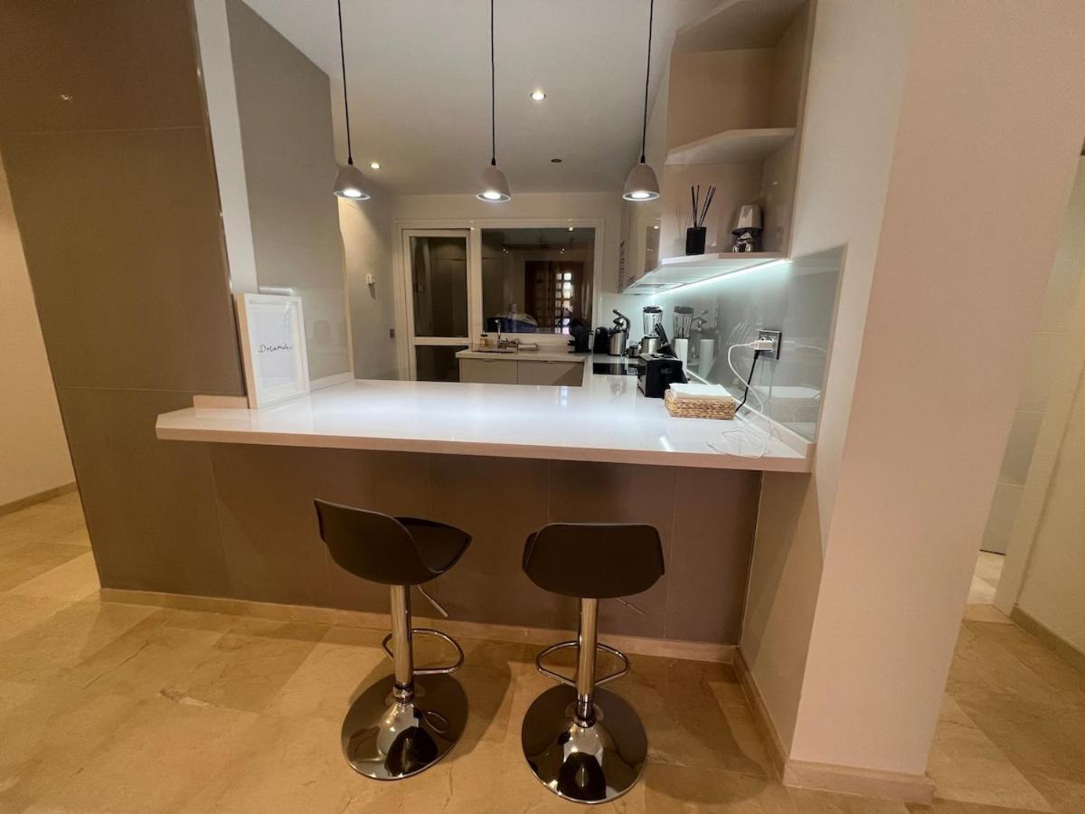 Te Huur 2 Slaapkamers Frontline Strand Complex Estepona Dış mekan fotoğraf