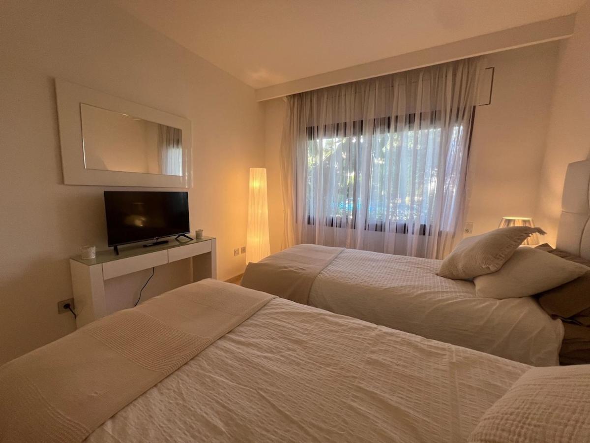 Te Huur 2 Slaapkamers Frontline Strand Complex Estepona Dış mekan fotoğraf