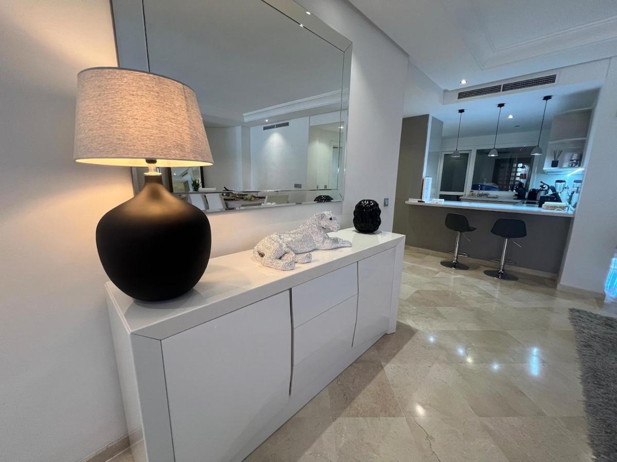 Te Huur 2 Slaapkamers Frontline Strand Complex Estepona Dış mekan fotoğraf