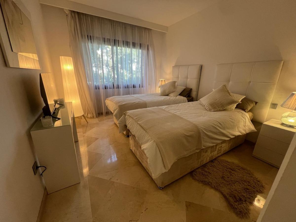 Te Huur 2 Slaapkamers Frontline Strand Complex Estepona Dış mekan fotoğraf