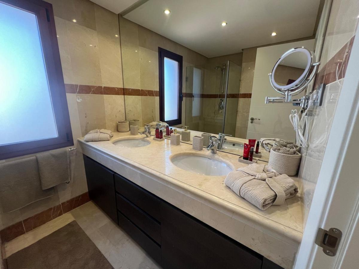 Te Huur 2 Slaapkamers Frontline Strand Complex Estepona Dış mekan fotoğraf